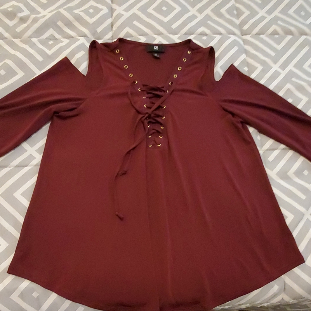 🦋COLD SHOULDER TOP🦋